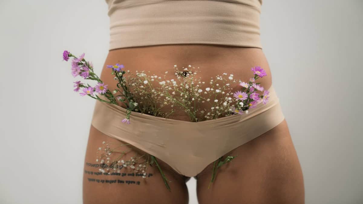 Nackte behaarte Frauen